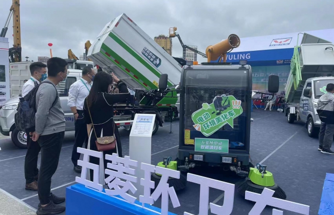 熱！一場展會，五菱環(huán)衛(wèi)車駛向全球市場~